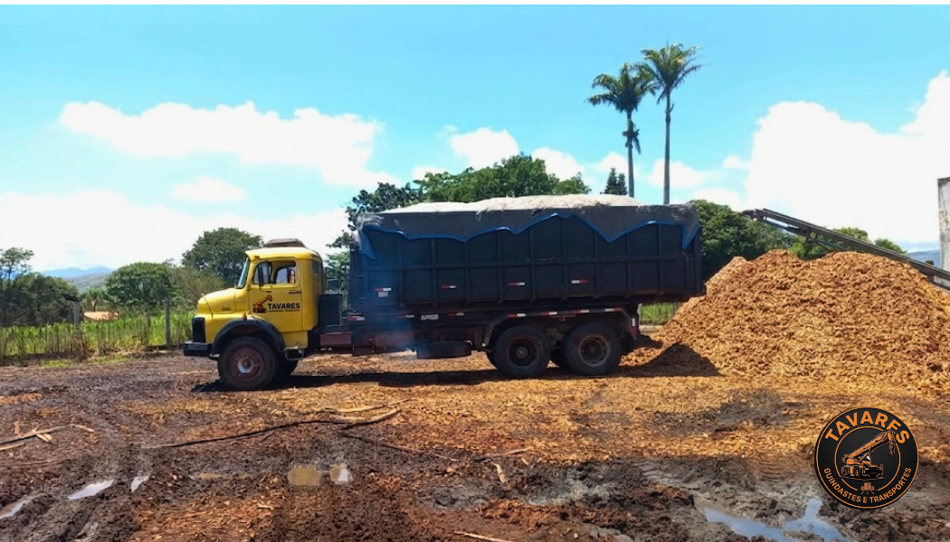 Caminhão caçamba em obra
